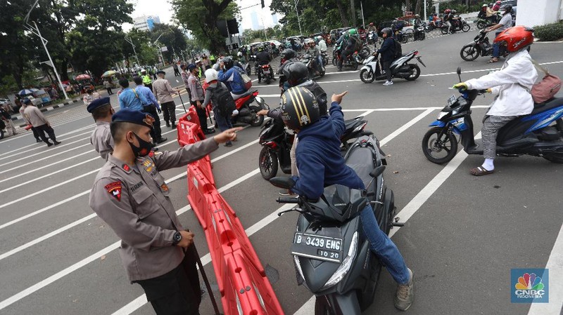 ksi unjuk rasa buruh yang menolak omnibus law RUU Cipta Kerja akan berlangsung di kawasan Gedung DPR/MPR, Senayan, Jakarta, pada Kamis (8/10/2020). Polisi pun telah membuat titik rekayasa arus lalu lintas (lalin).  (CNBC Indonesia/Andrean Kristianto)