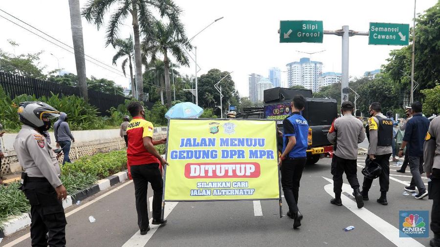 ksi unjuk rasa buruh yang menolak omnibus law RUU Cipta Kerja akan berlangsung di kawasan Gedung DPR/MPR, Senayan, Jakarta, pada Kamis (8/10/2020). Polisi pun telah membuat titik rekayasa arus lalu lintas (lalin).  (CNBC Indonesia/Andrean Kristianto)
