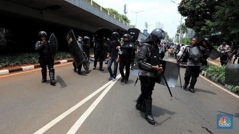ksi unjuk rasa buruh yang menolak omnibus law RUU Cipta Kerja akan berlangsung di kawasan Gedung DPR/MPR, Senayan, Jakarta, pada Kamis (8/10/2020). Polisi pun telah membuat titik rekayasa arus lalu lintas (lalin).  (CNBC Indonesia/Andrean Kristianto)
