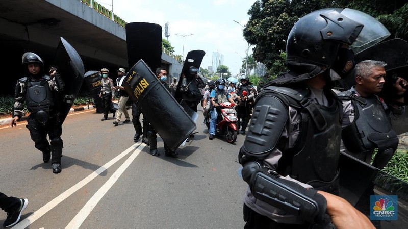 ksi unjuk rasa buruh yang menolak omnibus law RUU Cipta Kerja akan berlangsung di kawasan Gedung DPR/MPR, Senayan, Jakarta, pada Kamis (8/10/2020). Polisi pun telah membuat titik rekayasa arus lalu lintas (lalin).  (CNBC Indonesia/Andrean Kristianto)