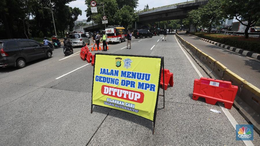 ksi unjuk rasa buruh yang menolak omnibus law RUU Cipta Kerja akan berlangsung di kawasan Gedung DPR/MPR, Senayan, Jakarta, pada Kamis (8/10/2020). Polisi pun telah membuat titik rekayasa arus lalu lintas (lalin). (CNBC Indonesia/Andrean Kristianto)