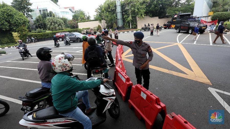 ksi unjuk rasa buruh yang menolak omnibus law RUU Cipta Kerja akan berlangsung di kawasan Gedung DPR/MPR, Senayan, Jakarta, pada Kamis (8/10/2020). Polisi pun telah membuat titik rekayasa arus lalu lintas (lalin).  (CNBC Indonesia/Andrean Kristianto)