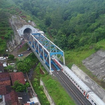 Widih! Kerennya Terowongan KA Double Track di Selatan Jawa