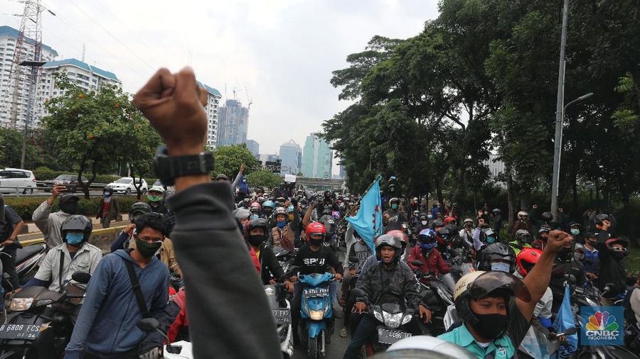 Ratusan Buruh dengan mengendarai motor dihalau polisi saat akan menuju gedung DPR untuk melakukan aksi penolakan Omnibus Law UU Cipta Kerja di bawah Flyover Senayan, Jalan Gatot Subroto, Jakarta, Kamis (8/10/2020). (CNBC Indonesia/Andrean Kristianto)