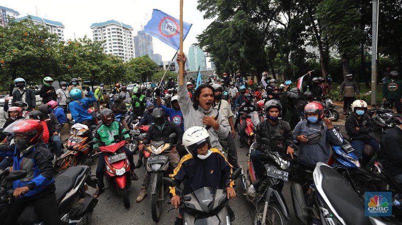 Ratusan Buruh dengan mengendarai motor dihalau polisi saat akan menuju gedung DPR untuk melakukan aksi penolakan Omnibus Law UU Cipta Kerja di bawah Flyover Senayan, Jalan Gatot Subroto, Jakarta, Kamis (8/10/2020). (CNBC Indonesia/Andrean Kristianto)