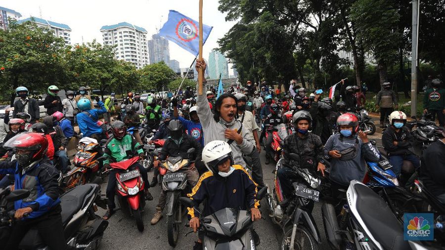 Ratusan Buruh dengan mengendarai motor dihalau polisi saat akan menuju gedung DPR untuk melakukan aksi penolakan Omnibus Law UU Cipta Kerja di bawah Flyover Senayan, Jalan Gatot Subroto, Jakarta, Kamis (8/10/2020). (CNBC Indonesia/Andrean Kristianto)