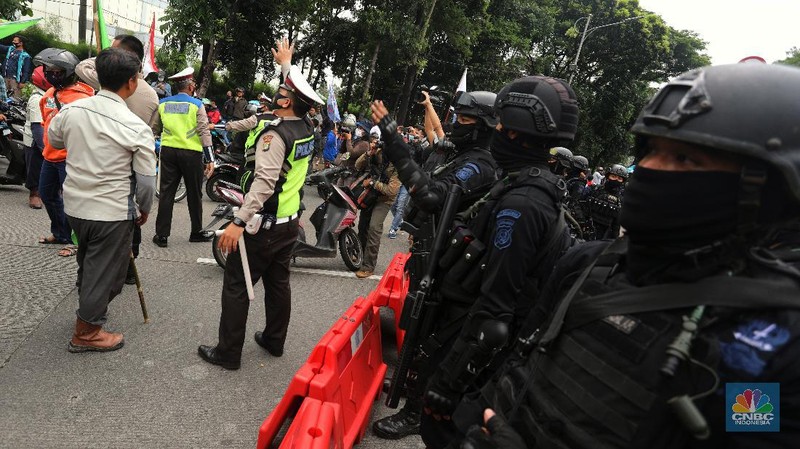Ratusan Buruh dengan mengendarai motor dihalau polisi saat akan menuju gedung DPR untuk melakukan aksi penolakan Omnibus Law UU Cipta Kerja di bawah Flyover Senayan, Jalan Gatot Subroto, Jakarta, Kamis (8/10/2020). (CNBC Indonesia/Andrean Kristianto)