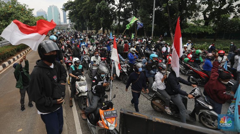 Ratusan Buruh dengan mengendarai motor dihalau polisi saat akan menuju gedung DPR untuk melakukan aksi penolakan Omnibus Law UU Cipta Kerja di bawah Flyover Senayan, Jalan Gatot Subroto, Jakarta, Kamis (8/10/2020). (CNBC Indonesia/Andrean Kristianto)