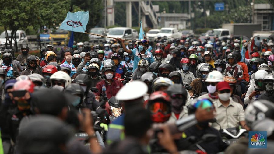 Ratusan Buruh dengan mengendarai motor dihalau polisi saat akan menuju gedung DPR untuk melakukan aksi penolakan Omnibus Law UU Cipta Kerja di bawah Flyover Senayan, Jalan Gatot Subroto, Jakarta, Kamis (8/10/2020). (CNBC Indonesia/Andrean Kristianto)