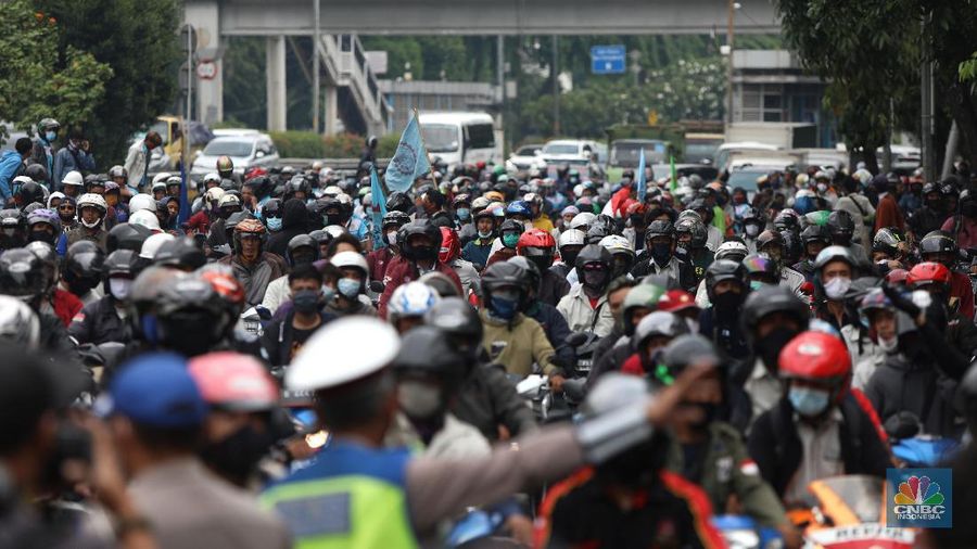 Ratusan Buruh dengan mengendarai motor dihalau polisi saat akan menuju gedung DPR untuk melakukan aksi penolakan Omnibus Law UU Cipta Kerja di bawah Flyover Senayan, Jalan Gatot Subroto, Jakarta, Kamis (8/10/2020). (CNBC Indonesia/Andrean Kristianto)