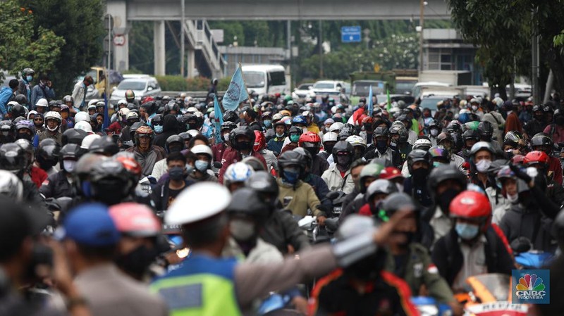Ratusan Buruh dengan mengendarai motor dihalau polisi saat akan menuju gedung DPR untuk melakukan aksi penolakan Omnibus Law UU Cipta Kerja di bawah Flyover Senayan, Jalan Gatot Subroto, Jakarta, Kamis (8/10/2020). (CNBC Indonesia/Andrean Kristianto)