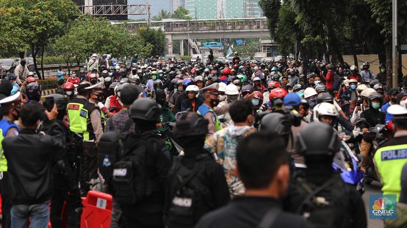 Ratusan Buruh dengan mengendarai motor dihalau polisi saat akan menuju gedung DPR untuk melakukan aksi penolakan Omnibus Law UU Cipta Kerja di bawah Flyover Senayan, Jalan Gatot Subroto, Jakarta, Kamis (8/10/2020). (CNBC Indonesia/Andrean Kristianto)