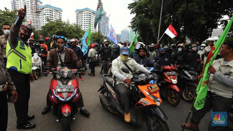 Ratusan Buruh dengan mengendarai motor dihalau polisi saat akan menuju gedung DPR untuk melakukan aksi penolakan Omnibus Law UU Cipta Kerja di bawah Flyover Senayan, Jalan Gatot Subroto, Jakarta, Kamis (8/10/2020). (CNBC Indonesia/Andrean Kristianto)