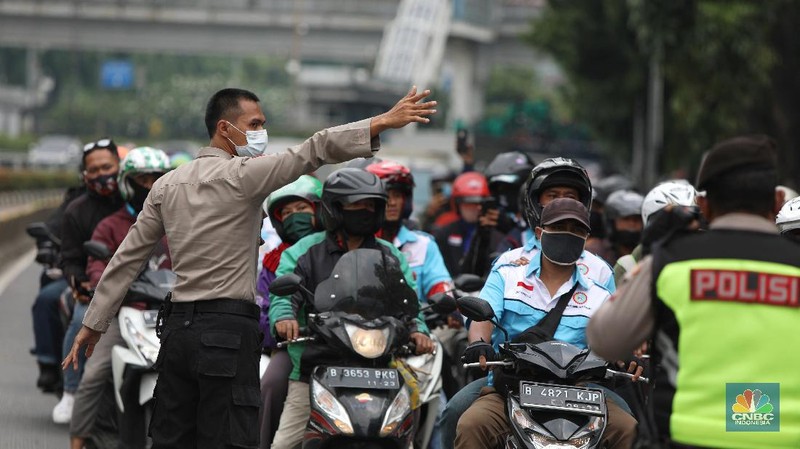 Ratusan Buruh dengan mengendarai motor dihalau polisi saat akan menuju gedung DPR untuk melakukan aksi penolakan Omnibus Law UU Cipta Kerja di bawah Flyover Senayan, Jalan Gatot Subroto, Jakarta, Kamis (8/10/2020). (CNBC Indonesia/Andrean Kristianto)