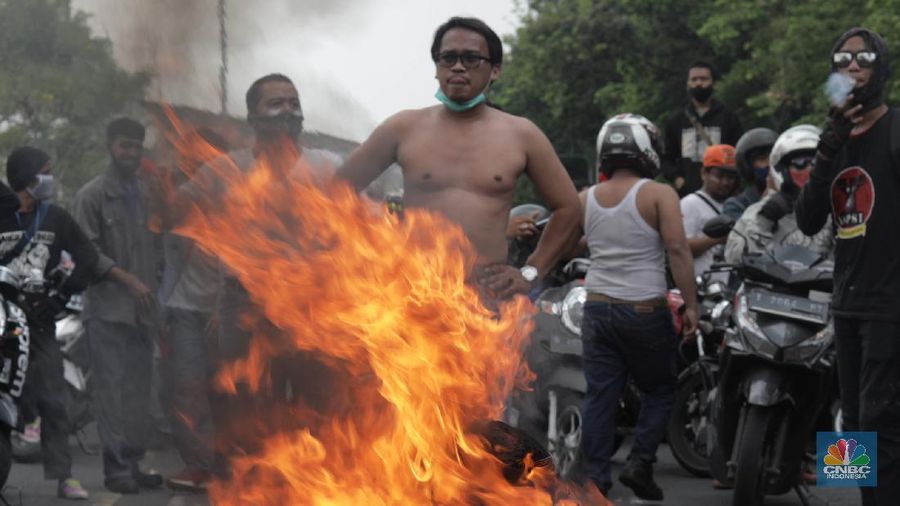 Serikat pekerja buruh di Kota/Kabupaten Bekasi melakukan aksi demonstrasi di Kantor Wali Kota Kota Bekasi, Kamis (8/10/2020). (CNBC Indonesia/ Muhammad Sabki)