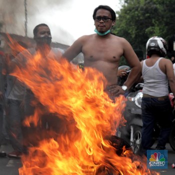 Kantor Wali Kota Bekasi Membara, Buruh Bakar Ban!