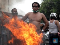 Kantor Wali Kota Bekasi Membara, Buruh Bakar Ban!