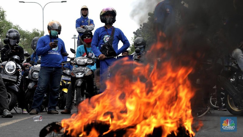 Serikat pekerja buruh di Kota/Kabupaten Bekasi melakukan aksi demonstrasi di Kantor Wali Kota Kota Bekasi, Kamis (8/10/2020). (CNBC Indonesia/ Muhammad Sabki)