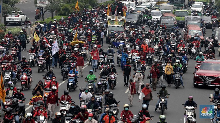 Serikat pekerja buruh di Kota/Kabupaten Bekasi melakukan aksi demonstrasi di Kantor Wali Kota Kota Bekasi, Kamis (8/10/2020). (CNBC Indonesia/ Muhammad Sabki)