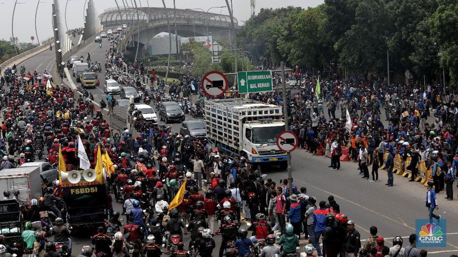 Serikat pekerja buruh di Kota/Kabupaten Bekasi melakukan aksi demonstrasi di Kantor Wali Kota Kota Bekasi, Kamis (8/10/2020). (CNBC Indonesia/ Muhammad Sabki)