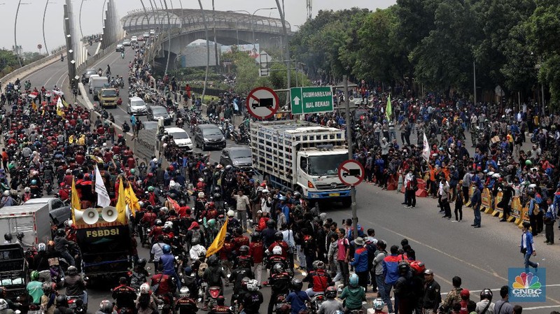 Serikat pekerja buruh di Kota/Kabupaten Bekasi melakukan aksi demonstrasi di Kantor Wali Kota Kota Bekasi, Kamis (8/10/2020). (CNBC Indonesia/ Muhammad Sabki)