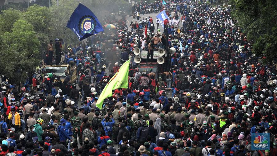 Serikat pekerja buruh di Kota/Kabupaten Bekasi melakukan aksi demonstrasi di Kantor Wali Kota Kota Bekasi, Kamis (8/10/2020). (CNBC Indonesia/ Muhammad Sabki)