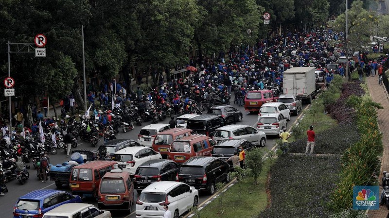 Serikat pekerja buruh di Kota/Kabupaten Bekasi melakukan aksi demonstrasi di Kantor Wali Kota Kota Bekasi, Kamis (8/10/2020). (CNBC Indonesia/ Muhammad Sabki)
