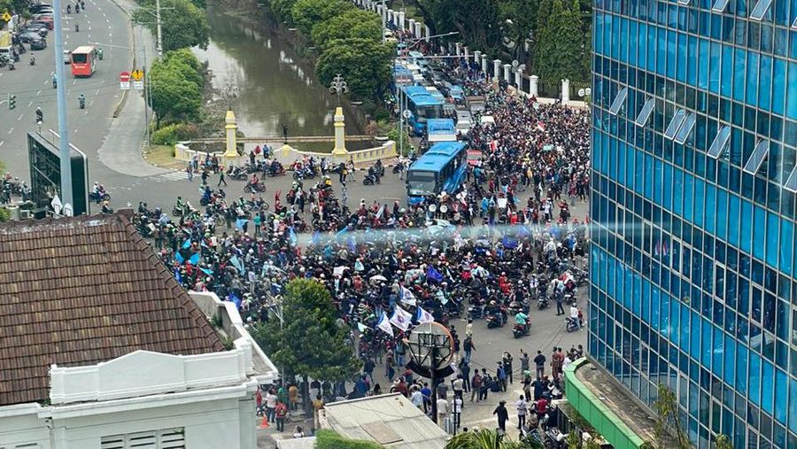 Situasi Terkini Puncak Demo Tolak Omnibus Law di Istana Negara