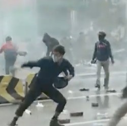 Demo Memanas, Kerusuhan Pecah di Sekitar Istana Negara