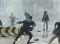 Demo Memanas, Kerusuhan Pecah di Sekitar Istana Negara