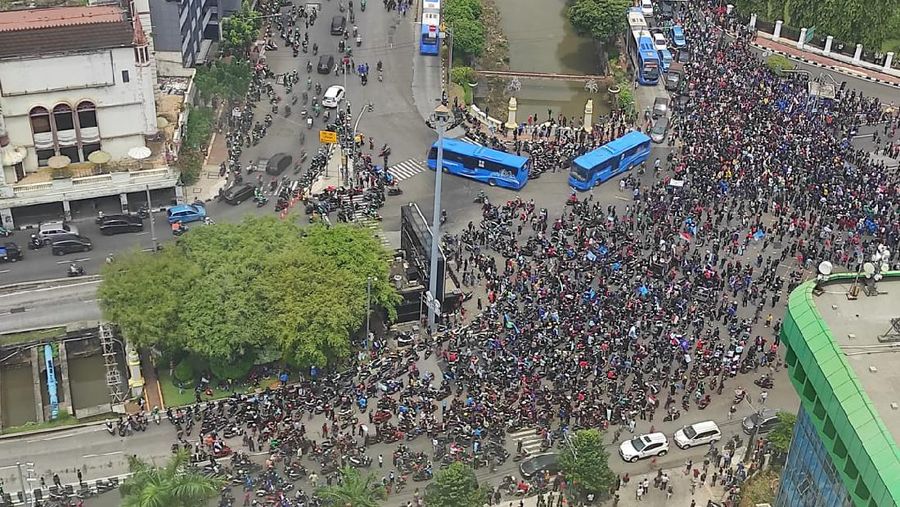 Situasi Terkini Puncak Demo Tolak Omnibus Law di Istana Negara