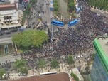 Penampakan Demo Rusuh di Seputaran Istana Negara