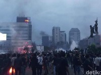 Suasana Tugu Tani: Asap Membubung, Polisi Coba Bubarkan Massa