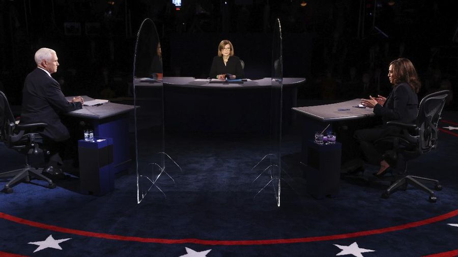 Tim kampanye petahana Mike Pence pada Selasa (6/10) malam sepakat dengan usulan Komisi Debat Presiden untuk menggunakan sekat pleksiglas dalam debat wakil presiden. (AP/Morry Gash)