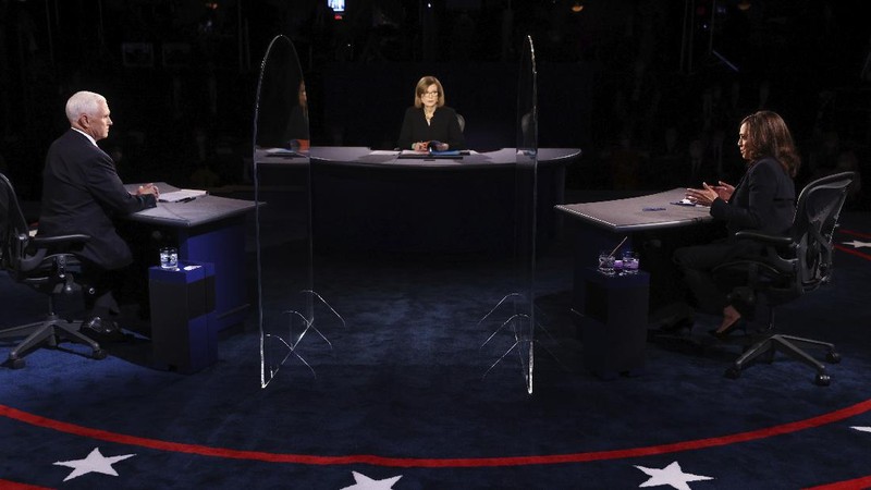 Tim kampanye petahana Mike Pence pada Selasa (6/10) malam sepakat dengan usulan Komisi Debat Presiden untuk menggunakan sekat pleksiglas dalam debat wakil presiden. (AP/Morry Gash)