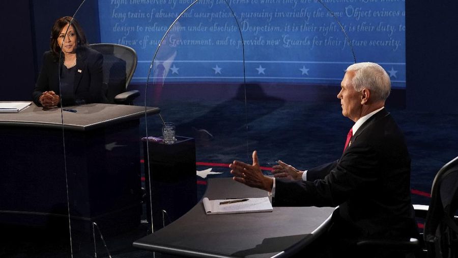Tim kampanye petahana Mike Pence pada Selasa (6/10) malam sepakat dengan usulan Komisi Debat Presiden untuk menggunakan sekat pleksiglas dalam debat wakil presiden. (AP/Morry Gash)
