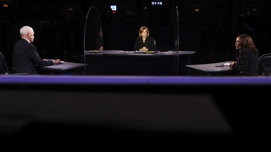 Tim kampanye petahana Mike Pence pada Selasa (6/10) malam sepakat dengan usulan Komisi Debat Presiden untuk menggunakan sekat pleksiglas dalam debat wakil presiden. (AP/Morry Gash)