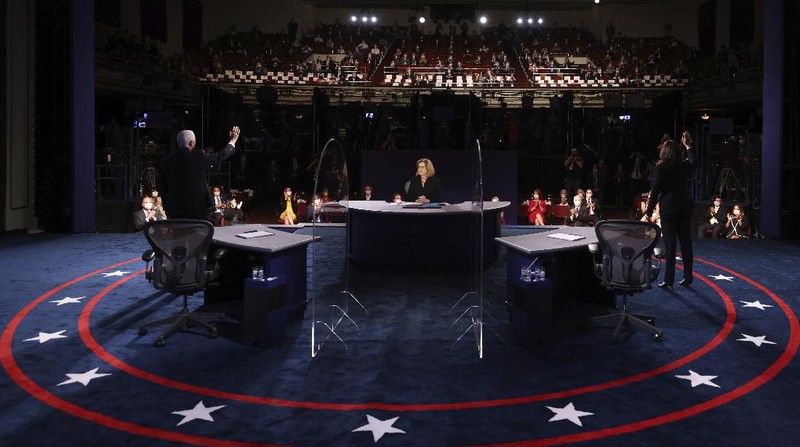 Tim kampanye petahana Mike Pence pada Selasa (6/10) malam sepakat dengan usulan Komisi Debat Presiden untuk menggunakan sekat pleksiglas dalam debat wakil presiden. (AP/Morry Gash)
