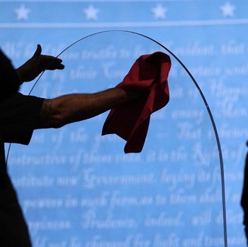 Potret Debat Capres AS, Pakai Sekat Gegara Drama Covid Trump