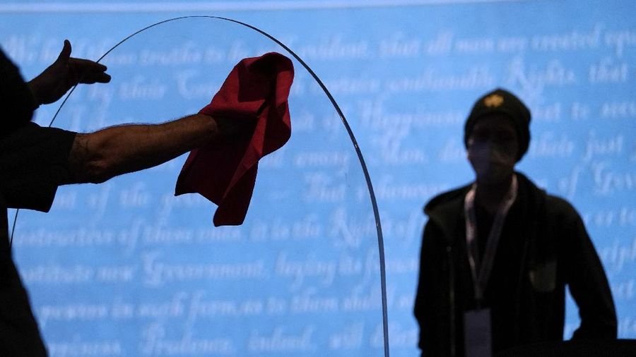 Tim kampanye petahana Mike Pence pada Selasa (6/10) malam sepakat dengan usulan Komisi Debat Presiden untuk menggunakan sekat pleksiglas dalam debat wakil presiden. (AP/Morry Gash)