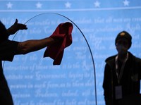 Potret Debat Capres AS, Pakai Sekat Gegara Drama Covid Trump