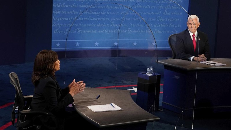 Tim kampanye petahana Mike Pence pada Selasa (6/10) malam sepakat dengan usulan Komisi Debat Presiden untuk menggunakan sekat pleksiglas dalam debat wakil presiden. (AP/Morry Gash)