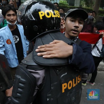 So Sweet... Massa Tolak Omnibus Law & Polisi Damai Usai Ricuh