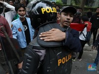 So Sweet... Massa Tolak Omnibus Law & Polisi Damai Usai Ricuh