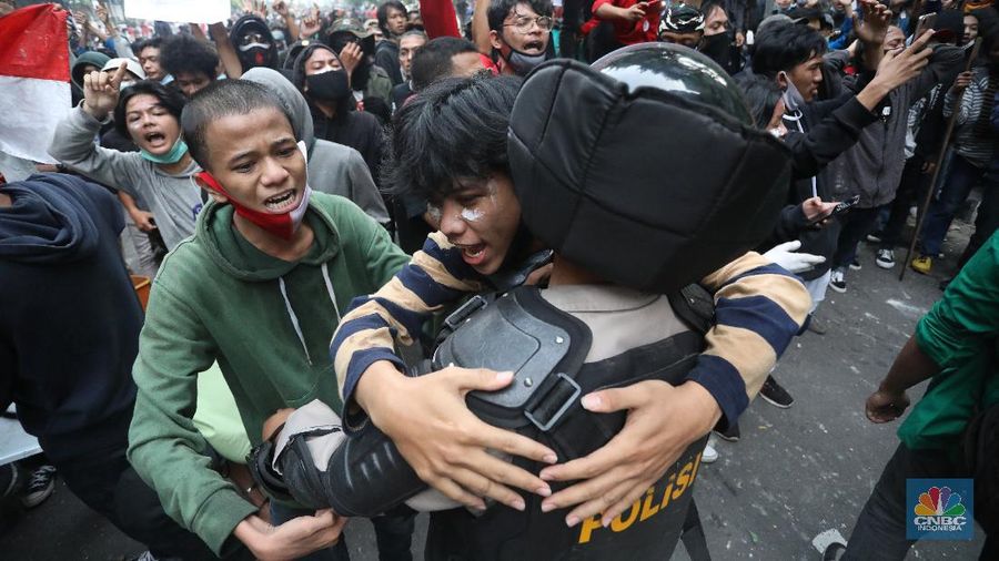 Usai ricuh pendemo dan polisi berpelukan di Agus Salim, Jakarta, Kamis (8/10/2020). (CNBC Indonesia/Andrean Kristianto)