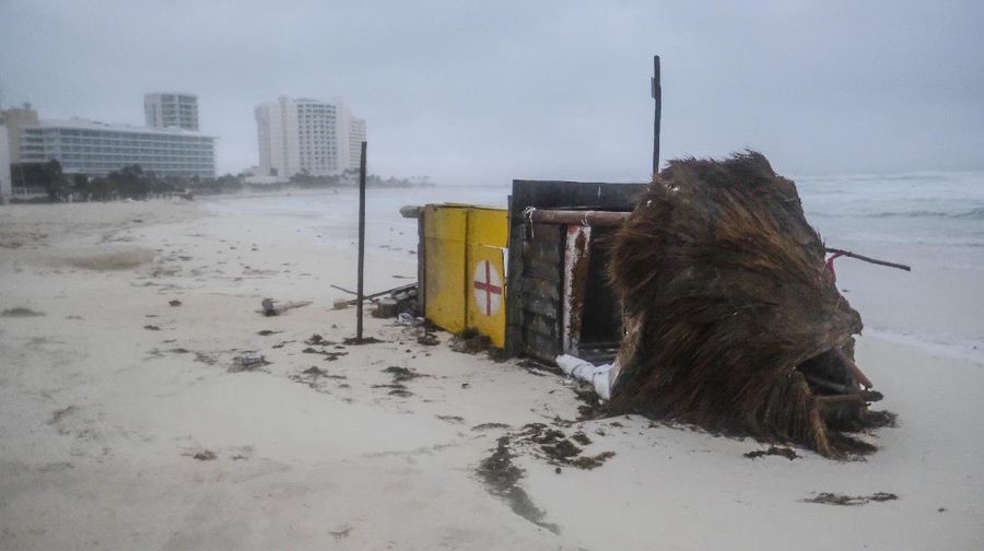 Badai delta diaporkan melesat ke arah Semenanjung Yucatan di Meksiko dengan kecepatan angin 120mph dan sampai di selatan kota Cancun. (AP Photo/Victor Ruiz Garcia)