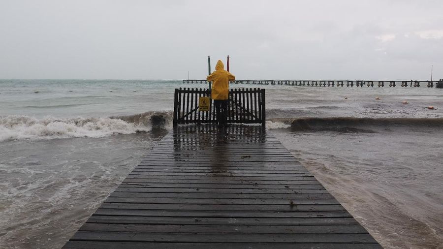Badai delta diaporkan melesat ke arah Semenanjung Yucatan di Meksiko dengan kecepatan angin 120mph dan sampai di selatan kota Cancun. (AP Photo/Victor Ruiz Garcia)