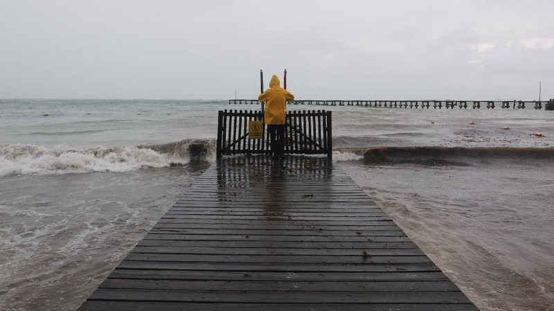 Badai delta diaporkan melesat ke arah Semenanjung Yucatan di Meksiko dengan kecepatan angin 120mph dan sampai di selatan kota Cancun. (AP Photo/Victor Ruiz Garcia)
