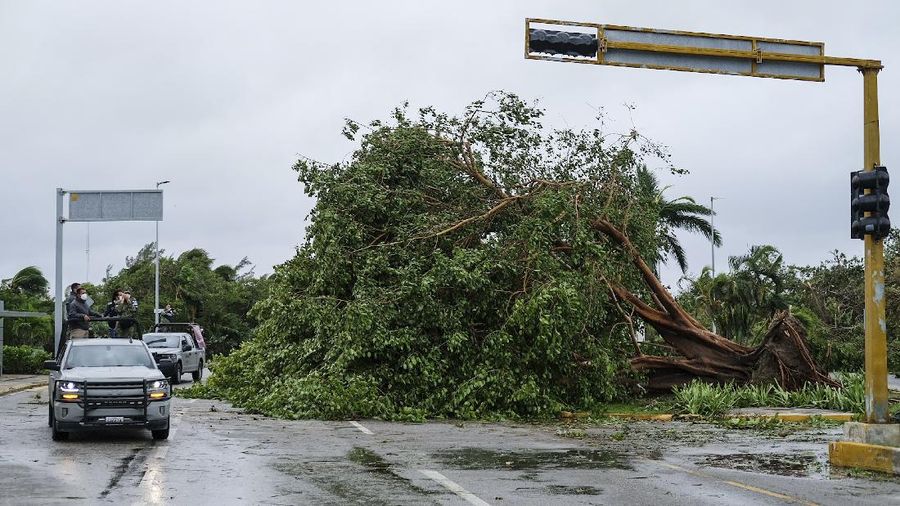 Badai delta diaporkan melesat ke arah Semenanjung Yucatan di Meksiko dengan kecepatan angin 120mph dan sampai di selatan kota Cancun. (AP Photo/Victor Ruiz Garcia)