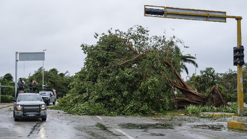 Badai delta diaporkan melesat ke arah Semenanjung Yucatan di Meksiko dengan kecepatan angin 120mph dan sampai di selatan kota Cancun. (AP Photo/Victor Ruiz Garcia)